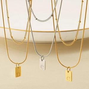 Schicke mehrlagige Titanstahl-Halskette mit quadratischem Buchstaben-Anhänger in Gold und Silber