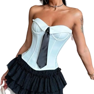 Top a corsetto bianco con cravatta nera e gonna a balze su sfondo bianco pulito