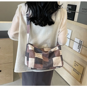 Détail du sac à main en toile patchwork avec blocs de couleurs sur l'épaule du mannequin