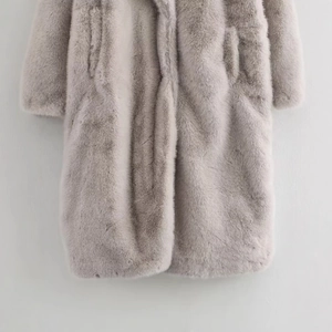 Manteau long élégant en fausse fourrure violet fumé pour femme avec texture peluche