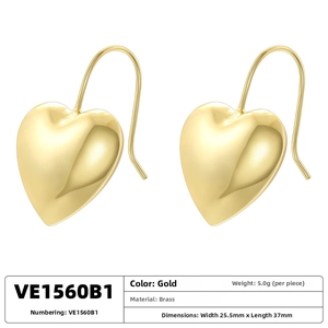 Details der Herzohrringe aus Messing in Gold, Gewicht 5,0 g und Länge 37 mm im Überblick