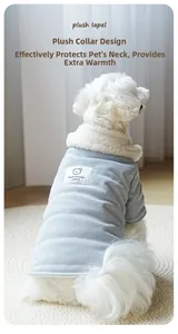 Détail d'un gilet épais en peluche pour chien avec col en polaire blanche et broderie