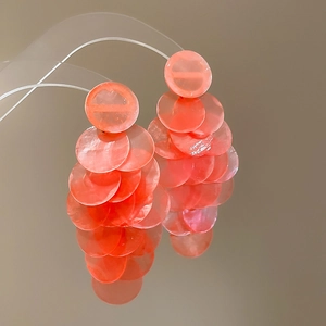 Detailansicht der korallenrosa Muschel-Kaskadenohrringe mit Lagen-Quasten und Stecker