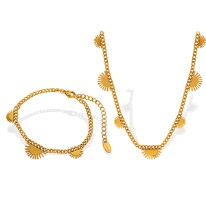 Halskette und Armband Set aus goldenem Edelstahl mit Sonnenanhängern auf weißem Grund