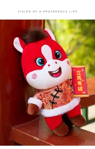 Peluche cheval du zodiaque chinois 2026 en costume traditionnel Tang avec rouleau