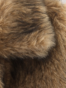 Macro-opname van bruin en zwart imitatiebont met gedetailleerde lange pluche haren