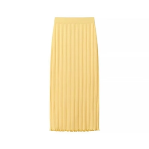 Vue à plat d'une jupe midi plissée en maille jaune avec texture lisse et ourlet à volants