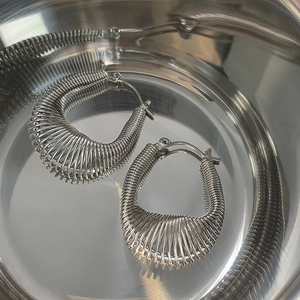 Minimalistische zilveren gedraaide spiraal oorbellen met vintage metalen afwerking