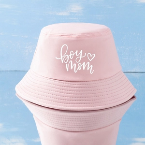 Chapeau bob rose en coton avec inscription boy mom blanche et cœur sur bois bleu