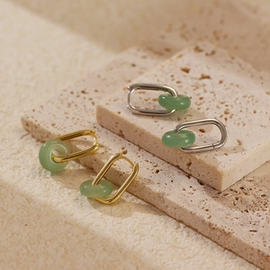 Détail de créoles en U argent et or avec anneaux en pierre d'aventurine verte