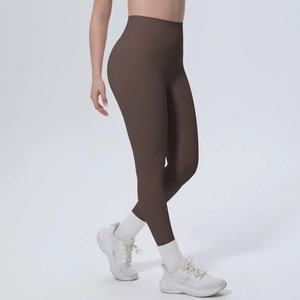 Detailansicht der braunen High-Waist Yoga-Leggings mit Push-up-Effekt und elastischer Textur