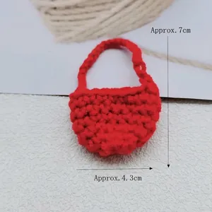 Vista dettagliata della mini borsa rossa all'uncinetto fatta a mano in cotone alta circa 7cm