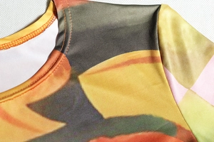 Dettaglio del girocollo e della cucitura della spalla su questo top corto in maglia tie-dye