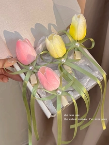 Detail of tulip hair clips with ribbon bows and pearls in a minimalist gift box