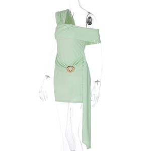 Détail de la robe asymétrique vert clair avec boucle dorée et rubans fluides élégants