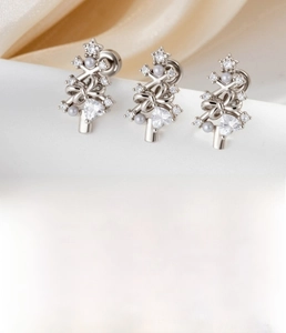 Détail de la boucle d'oreille sapin de Noël en argent avec zircon et acier chirurgical