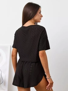 Vue arrière de l'ensemble noir ajouré montrant le drapé et la texture du tissu