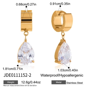 Vue détaillée de boucles d'oreilles goutte en zircon, plaqué or et détails de taille