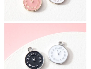 Dettaglio macro di ciondoli a orologio smaltati a doppia faccia in nero bianco e rosa