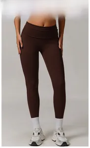 Détail du legging de yoga taille haute café foncé avec une large ceinture de contrôle du ventre