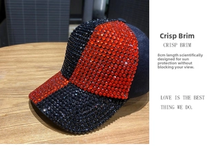 Dettaglio cappello da baseball con strass rossi e neri e visiera parasole da 8 cm