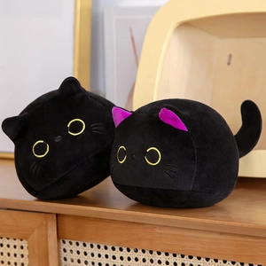 Schattige ronde zwarte kat knuffels met gele ogen en paarse details op houten meubels