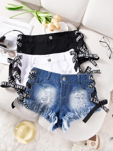 Pantaloncini di jeans a vita alta con lacci laterali LOVE e orlo sfrangiato in tre colori