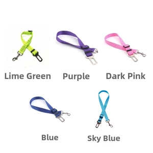 Dettaglio cinture di sicurezza regolabili in nylon per animali con fibbie in metallo