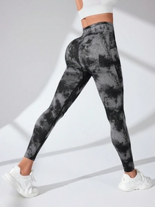 Detail der nahtlosen High-Waist-Yoga-Leggings mit Acid-Wash-Print und Push-up-Effekt