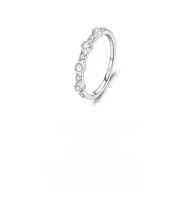 Gros plan d'une bague en argent 925 avec alternance de perles et de pavés de diamants