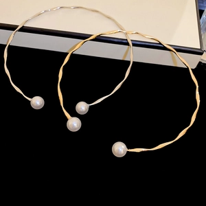 Collier ras du cou torsadé minimaliste avec perles en finitions dorée et argentée