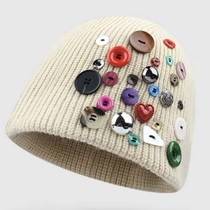 Texture de maille détaillée et boutons colorés sur un bonnet en laine beige