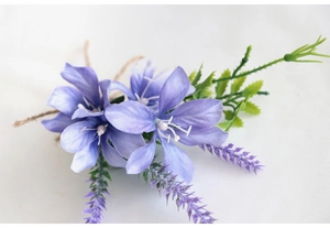 Dettaglio di un fiore all'occhiello in seta lavanda con petali e corda rustica