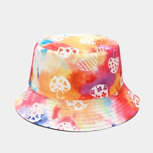 Dettaglio cappello alla pescatora tie-dye con motivi bianchi di funghi e frutta traforati