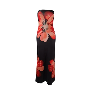Détail d'une robe longue bustier ajustée avec imprimé floral rouge sur fond noir