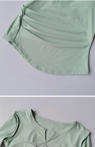 Détail du haut de sport vert clair avec décolleté en V et texture de couture froncée