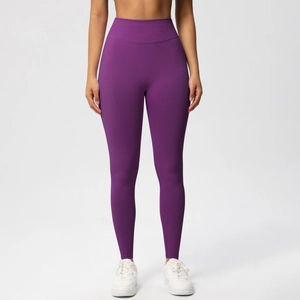 Detailansicht der lila nahtlosen Yoga-Leggings mit hoher Taille und Bauchkontrolle-Bund