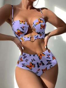 Détail du bas de bikini taille haute à imprimé papillon et anneau métallique décoratif