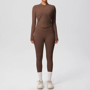 Vue détaillée de la veste de sport marron ajustée et du legging de yoga taille haute