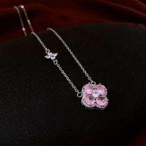 Détail du pendentif trèfle à quatre feuilles en zircon rose sur chaîne argentée