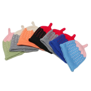 Bonnets pointus tricotés pour enfants avec motif fraise et jacquard contrasté