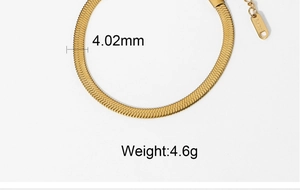 Detailed macro view of 4.02mm golden stainless steel snake chain with 4.6g weight info