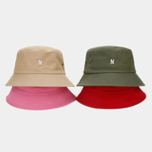 Détail montrant la broderie de qualité et le tissu en sergé de coton des chapeaux de soleil
