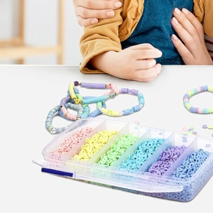 Vue détaillée du kit perles d'argile DIY avec bracelets arc-en-ciel et boîte de rangement