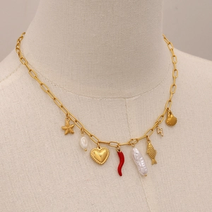 Collier en acier inoxydable doré avec perles et breloques étoile de mer sur un mannequin