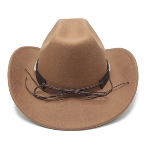 Dettaglio cappello cowboy in feltro di lana marrone con fascia in pelle e cordino