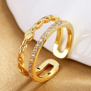 Foto macro de anillo de doble capa chapado en oro con patrón de cadena y circonitas blancas