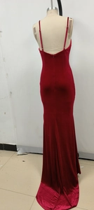 Vue arrière d'une robe longue en velours rouge avec une coupe ajustée et dos nu élégant