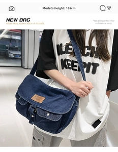Dettaglio della borsa a tracolla in denim vintage con patch in pelle e doppie tasche