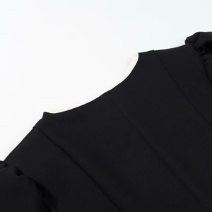 Robe noire chic avec encolure blanche et détails de manches bouffantes plissées